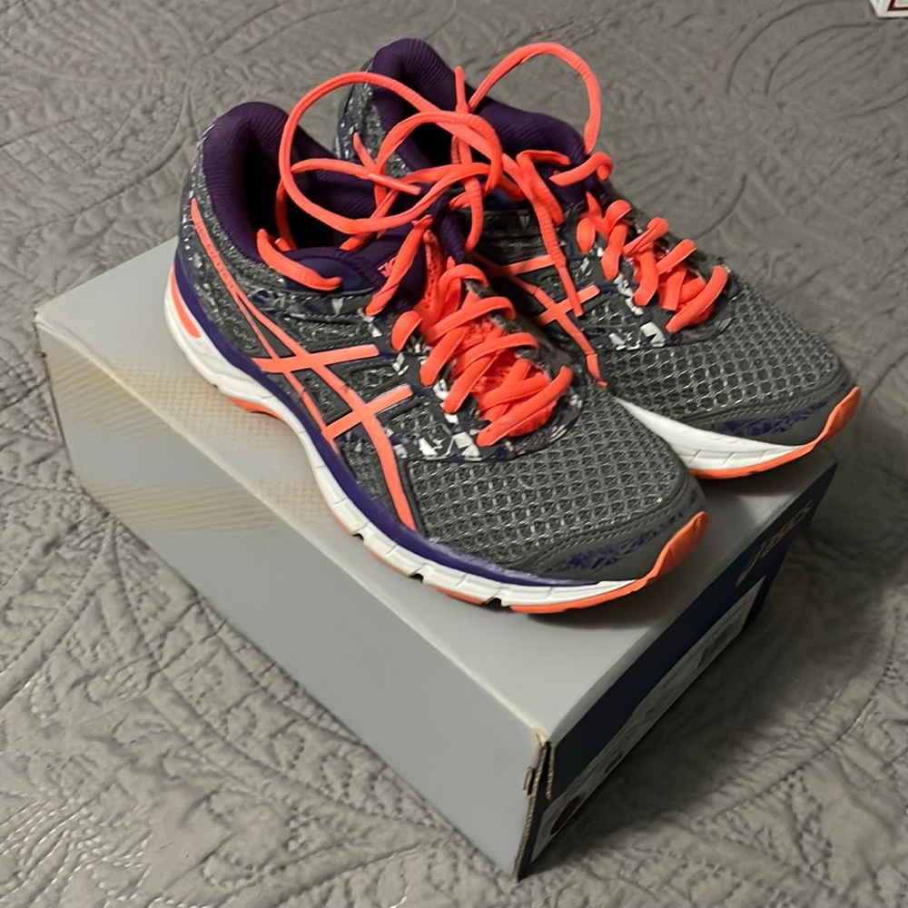 Women’s size 5 1/2 ASICS gel excite 4